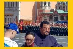 Стивън Сегал и съпругата му дойдоха в Москва на Победата на победата.