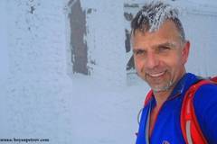 Непалски самолет дири следи от Боян Петров по склоновете на Шиша Пангма