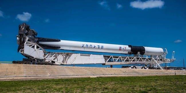 Частната компания СпейсЕкс е готова за дебюта на най-новата версия Блок 5 на ракетата Фолкън 9 през идните часове