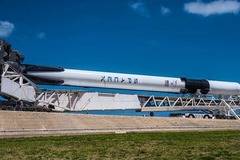 Частната компания СпейсЕкс е готова за дебюта на най-новата версия Блок 5 на ракетата Фолкън 9 през идните часове