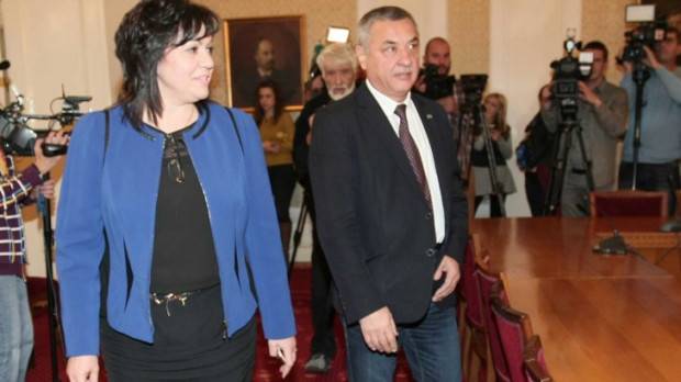 Валери Симеонов иска плаващо мнозинство, Корнелия Нинова се дърпа