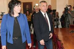 Валери Симеонов иска плаващо мнозинство, Корнелия Нинова се дърпа