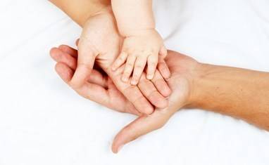 Еднополовите двойки двойки в Гърция вече могат да осиновяват деца