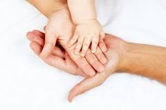 Еднополовите двойки двойки в Гърция вече могат да осиновяват деца