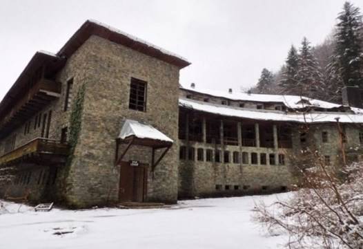 Ето я някогашната бляскава вила на Тито, в която откриха и подземен тунел (ВИДЕО)