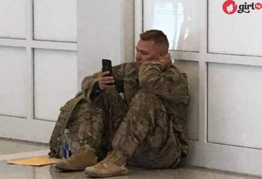 Историята на един войник на летището трогна хиляди хора по цял свят (СНИМКА)