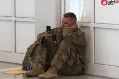 Историята на един войник на летището трогна хиляди хора по цял свят (СНИМКА)