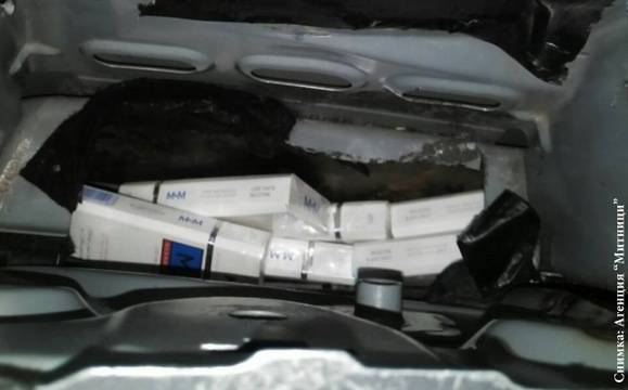 Хванаха нашенец да пренася цигари без бандерол в тайник под седалката на колата си