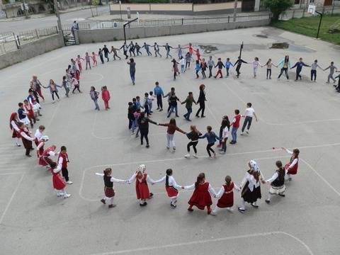 Празнично хоро за „Розите на България“ в НУ „Яне Сандански”