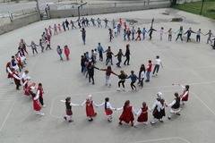 Празнично хоро за „Розите на България“ в НУ „Яне Сандански”