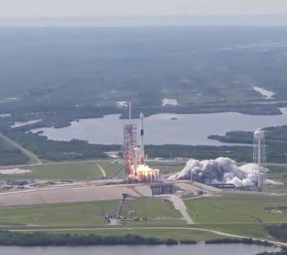 УСПЕХ: СпейсЕкс проведе първото изстрелване на варианта Блок 5 на ракетата Фолкън 9! Първата степен кацна успешно!