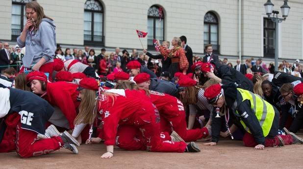 Ако си мислите, че абитуриентите в България прекаляват, вижте какво се случва в Норвегия! СНИМКИ, които ще ви отвратят!