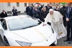 Папа Франциск продаде на търг подареното му Lamborghini.