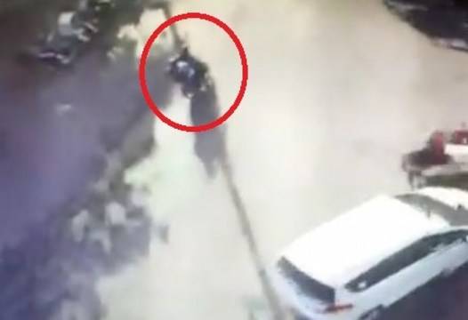 Смразяващо ВИДЕО! Ето как „черна вдовица“ се взривява в църква в Индонезия