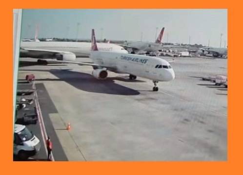 Сблъскаха се два самолета на летището в Истанбул – единият е без опашка.