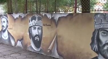Историята оживява върху училищна ограда