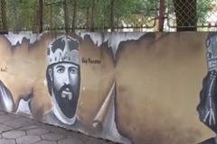 Историята оживява върху училищна ограда