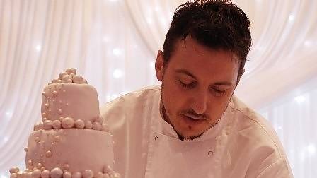 Братът на Владо Карамазов прави торта за сватбата на Хари и Мегън