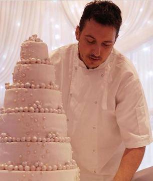 По-големият брат на Владимир Карамазов ще прави торта за сватбата на принц Хари