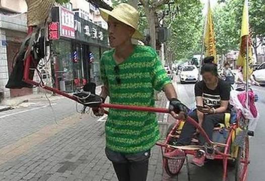 Китаец тегли приятелката си с рикша и така обикалят страната! Причината ще ви остави без думи