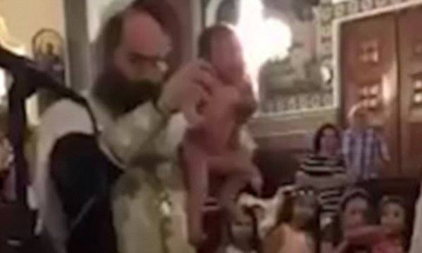 Цялата мрежа се възмути от този свещеник, който кръщава бебе, вижте защо (ВИДЕО)