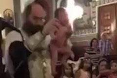 Цялата мрежа се възмути от този свещеник, който кръщава бебе, вижте защо (ВИДЕО)