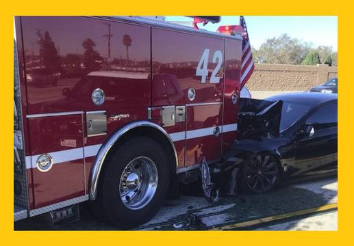 Tesla с автопилот се разби в пожарен автомобил в САЩ.