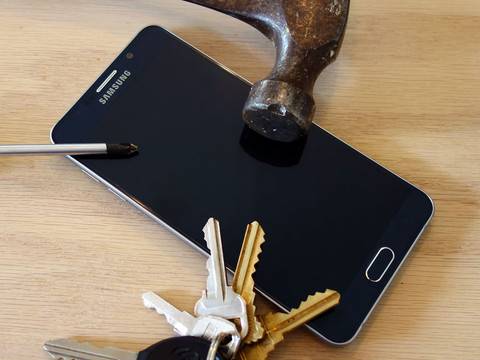 Течен скрийн протектор или протектор от темперирано стъкло: Кой да изберете за вашето мобилно устройство?