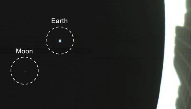 Изумително! Един от микроспътниците МарКО засне снимка на Луната и Земята, докато лети на път към Марс!