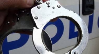 Щракнаха белезници на двама полицаи, ето защо