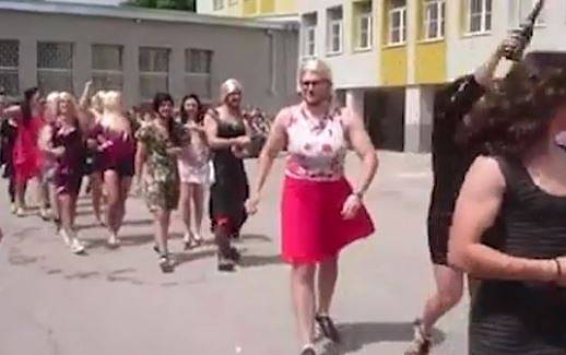 Момчета от Випуск 2018 от СМГ взривиха мрежата, появиха се с рокли и перуки (ВИДЕО)