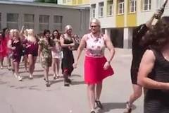 Момчета от Випуск 2018 от СМГ взривиха мрежата, появиха се с рокли и перуки (ВИДЕО)