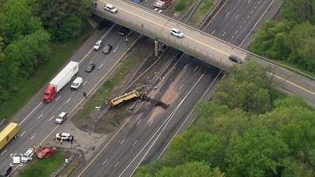 Тежка катастрофа между училищен автобус и камион в САЩ