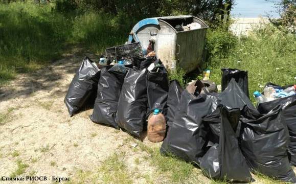 Студенти, ученици и служители на екоинспекцията чистиха в резерват Ропотамо