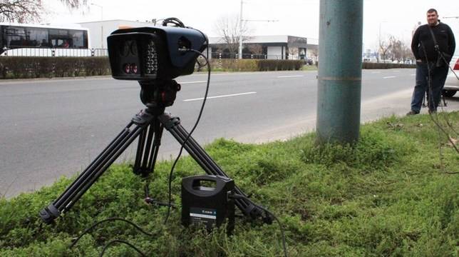 Ултрамодерните камери на КАТ безполезни! Джаджа за 365 лева предупреждава 300 метра преди радара (СНИМКА)