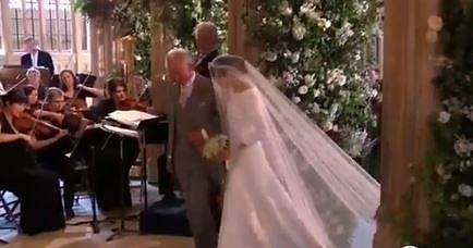 Сватбената церемония започна, Меган Маркъл влезе в църквата