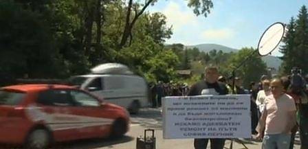 Жители на Владая на протест срещу некачествен ремонт и затруднен трафик на Е-79
