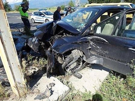 Автомобил се вряза в караулка на КАТ, има пострадали (СНИМКИ)