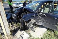 Автомобил се вряза в караулка на КАТ, има пострадали (СНИМКИ)