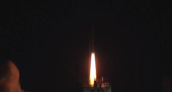 Успех: Китай изстреля на път към Луната комуникационния спътник Чьечиао и още два микроспътника