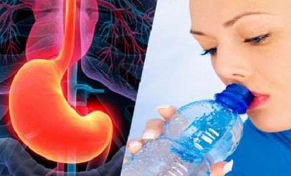 Казват, че пиенето на вода на празен стомах сутрин е добро за вас. Ето какво обаче не Ви казват…