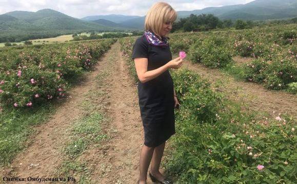 Манолова пита КЗК за картел при розоварите