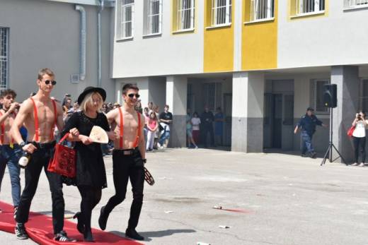 Содом и Гомор в СМГ! Наргилета, димки, чалга, алкохол, дайрета и белезници на изпращането на Випуск 2018 (СНИМКИ)