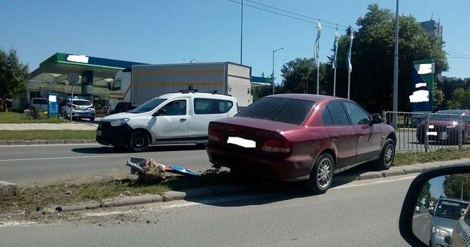 КОЛА ИЗКЪРТИ ЗНАК И СЪБОРИ ОГРАДА ВЪВ ВАРНА РАЗЛИЧНИТЕ НОВИНИ DIFFERENT NEWS