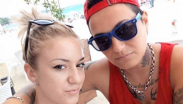 Бургазлийка вдига първата еднополова сватба у нас, доведената й сестра и леля й също с хомовръзки (СНИМКИ)