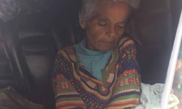 Бездомна жена почина на улицата, а после всички се удивиха от това, което откриха сред вещите й (СНИМКИ)