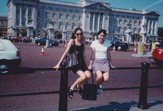 Снимка на Меган Маркъл пред Бъкингамския дворец преди повече от 20 години, показва, че мечтите могат да станат реалност