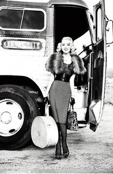 Ръка за ръка със сексапила по червения килим на Френската Ривиера