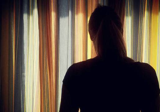 24-годишно момиче се омъжи за 68-годишен милионер, но след като разгледа семейният албум откри нещо шокиращо!