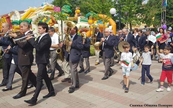 С пъстър букет от певчески и танцови изпълнения Поморие отбеляза 24 май